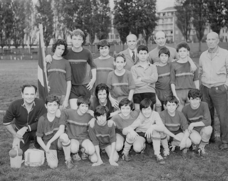 Zenga (terzo da destra della prima fila) con i compagni della Macallesi nel 1970
